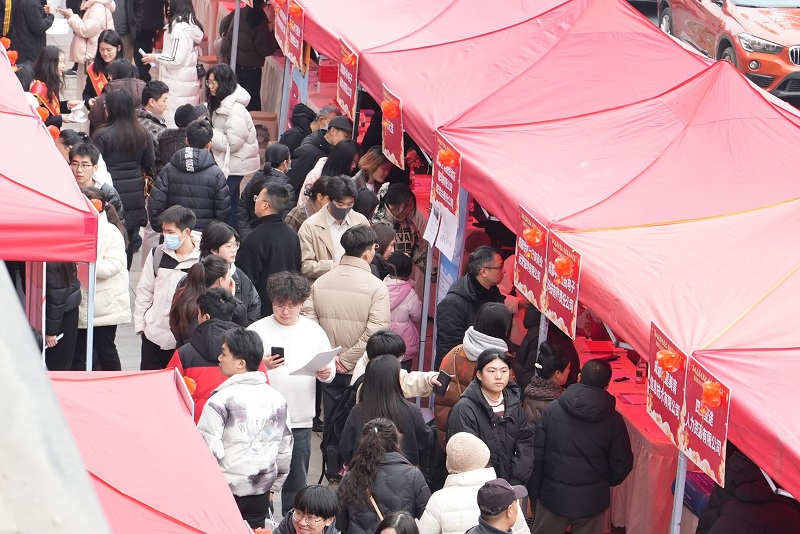 “百米小巷”人潮涌動(dòng)!瑞方人力助力2025年武侯區(qū)春風(fēng)行動(dòng)專場招聘會(huì)“開門紅” 第7張 “百米小巷”人潮涌動(dòng)!瑞方人力助力2025年武侯區(qū)春風(fēng)行動(dòng)專場招聘會(huì)“開門紅” 第7張