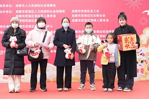 “百米小巷”人潮涌動(dòng)!瑞方人力助力2025年武侯區(qū)春風(fēng)行動(dòng)專場招聘會(huì)“開門紅” 第13張 “百米小巷”人潮涌動(dòng)!瑞方人力助力2025年武侯區(qū)春風(fēng)行動(dòng)專場招聘會(huì)“開門紅” 第13張